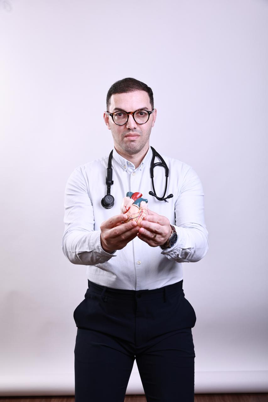 Dr. Antônio segurando modelo anatômico de coração